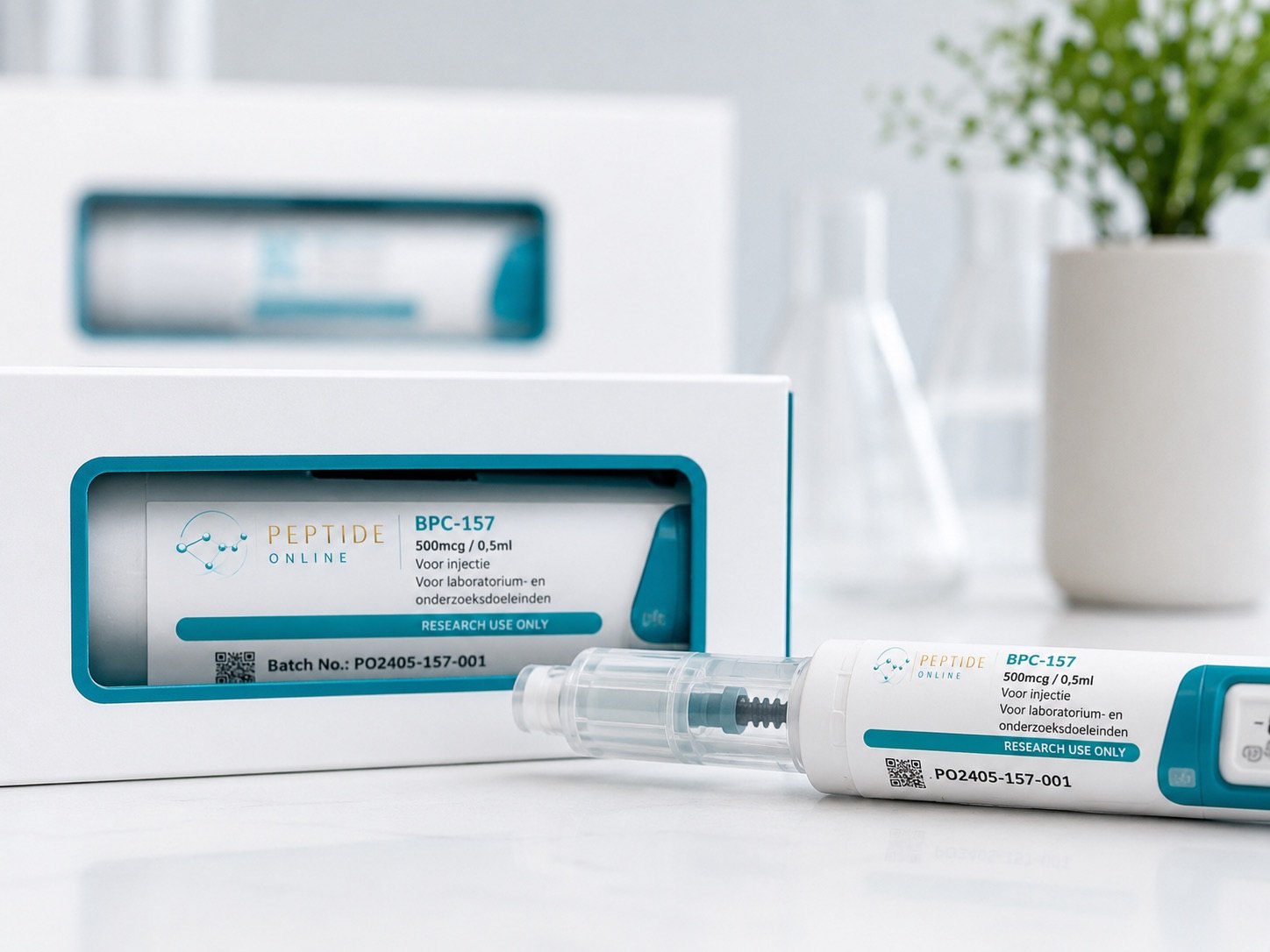 Discreet verpakt pakket met peptiden, klaar voor verzending in Nederland